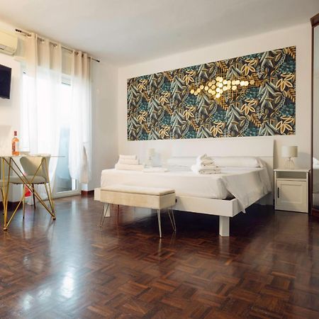 Bari Central Suite - Central Apartment With Sea View - Бари Екстериор снимка